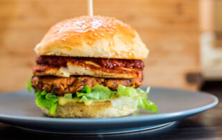 Hamburguesa de buey con queso de cabra, cecina y cebolla caramelizada